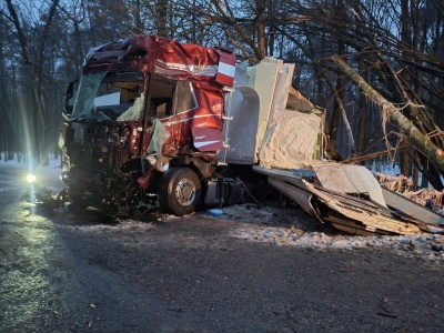 Ciężarówka wypadła z drogi w Przytocznie. Kierowca w szpitalu, wielogodzinne utrudnienia