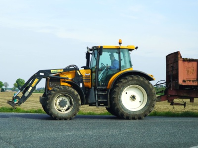 Łyżka ładowacza podczas jazdy po drodze: w górze czy w dole?