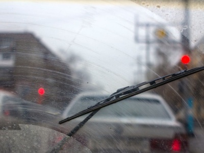 Piszczące wycieraczki? Przyczyna często jest zupełnie inna, niż myślisz