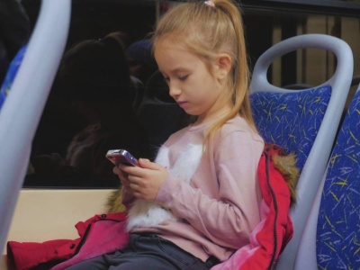 Pozwała właścicieli social mediów za uzależnienie od technologii. To gorzki sygnał dla rodziców