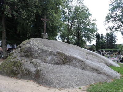 To największy taki głaz w Polsce. Gigantyczny ślad epoki lodowcowej waży 2 tys. ton