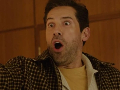 Scott Adkins zaskakuje - nie tylko bije zbirów, ale też rozśmiesza. Jest zwiastun