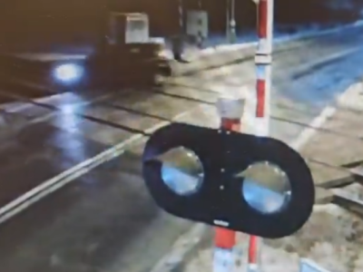 Pijany i z dożywotnim zakazem wjechał na tory kolejowe i utknął. Obok pijana pasażerka