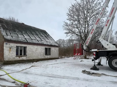 Wybuch pieca w budynku mieszkalnym w Sławęcinie. Dwie osoby ewakuowane