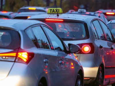 Milczenie w taksówce to brak kultury? Ekspertka ujawnia, czy musisz rozmawiać z kierowcą