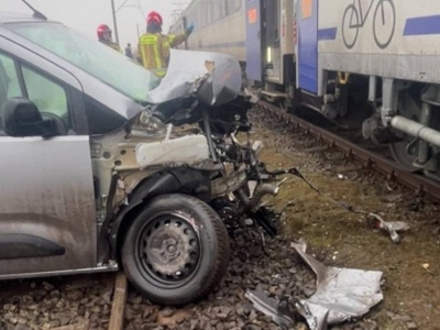 Groźny wypadek w Wielkopolsce. Dwa pociągi uderzyły w auto