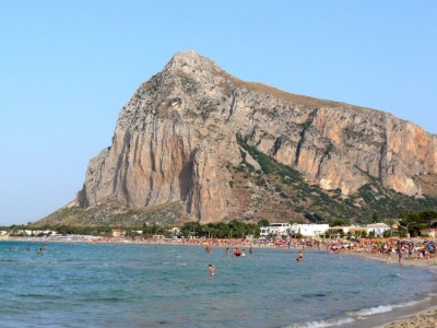 Omija masową turystykę, a olśniewa jak Karaiby. Ciepła plaża, turkusowa woda i nieskazitelne piękno