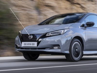 Nissan Ariya i stary Nissan Leaf (od 2022) mają świecące logotypy z przodu. U nas: nieaktywne. Ale da się je włączyć