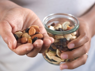 Eksperci przebadali mieszanki studenckie. Tych 4 produktów lepiej unikać