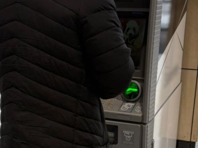 Kraków. Wypłacał pieniądze z oszustwa BLIK w galerii – wpadł przy bankomacie