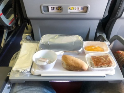Dlaczego jedzenie w samolocie smakuje gorzej? Stewardesa zdradza sekret linii. 