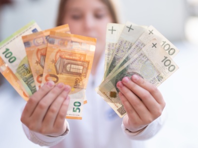 Zarobki i koszty życia 2026. Czy minimalna krajowa w Polsce starczy na więcej niż w Niemczech?