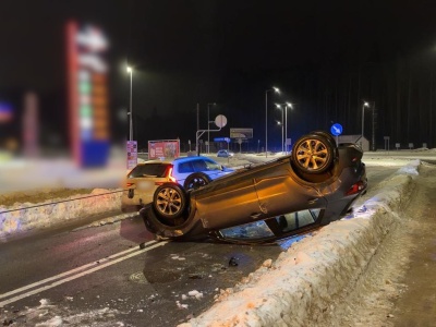 Pijany 18-latek bez prawa jazdy dachował w Dywitach