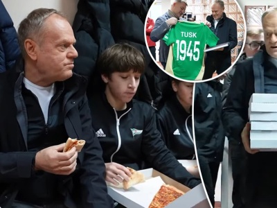 Donald Tusk wkroczył do szatni z kartonami pizzy. Dotrzymał słowa danego młodym piłkarzom