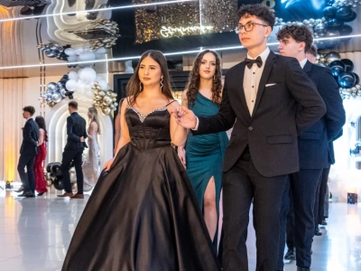 Trwa studniówka II LO. Polonez wybrzmiał dla sześciu klas