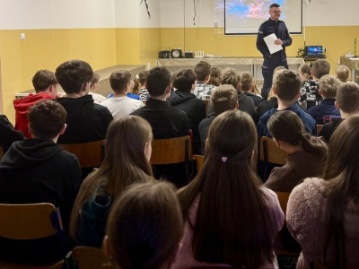 Policjanci o hejcie i bezpieczeństwie w sieci. Spotkanie z uczniami w Woli Skromowskiej