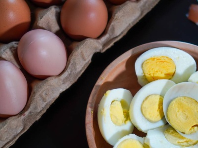Jedzenie jajek wpływa na wątrobę i trzustkę. Eksperci mówią, kiedy wybrać żółtko, a kiedy białko