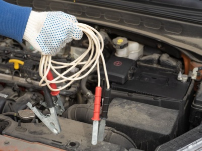 Auto nie odpaliło mimo nowego akumulatora. Zimą wystarczy jeden drobiazg, by zostać na lodzie