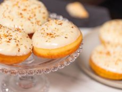 Znudziły ci się klasyczne pączki z konfiturą i lukrem? Wypróbuj białe nadzienie i czekoladową polewę