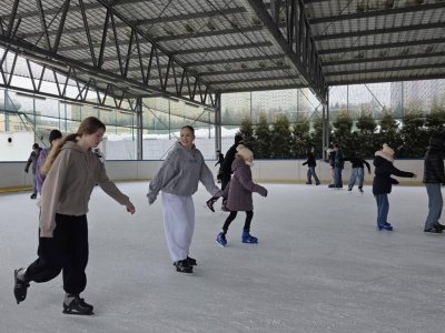 Tarnowianie jeżdżą na łyżwach. Na lodowiskach padają rekordy