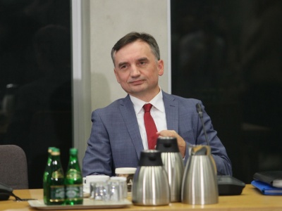 Mężczyzna wydzwaniał na policję ws. Ziobry, teraz ma problemy! Sprawa trafi do sądu