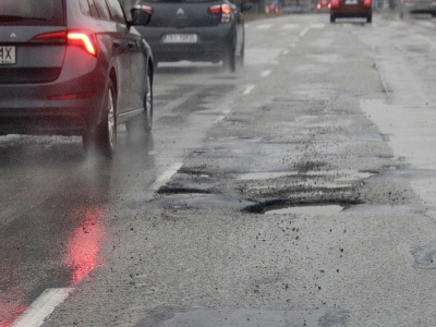 Wjechałeś w dziurę w jezdni? Staraj się o odszkodowanie