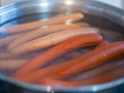 Wlej 1 łyżkę do wody i włóż parówki. Nie popękają w czasie gotowania i będą smaczniejsze