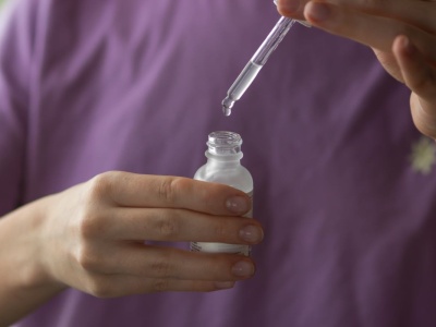 Wylewają całą pipetę serum na twarz. Czy to pomaga? 