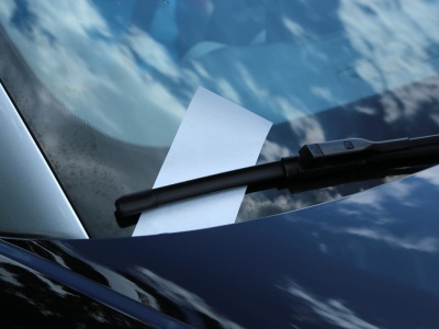 Widzisz kartkę za szybą? Nie reaguj odruchowo. To scenariusz napisany przez złodziei