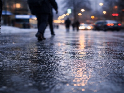 Uwaga, będzie ślisko! IMGW ostrzega przed oblodzeniem. Sądecczyzna pod żółtym alertem