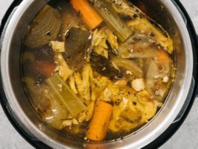 Ugotuj zamiast zwykłego rosołu. Stawy przestaną strzelać, a skóra będzie jak po botoksie