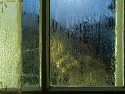 Okna wciąż parują od środka, mimo ogrzewania? Wszystko przez ten błąd