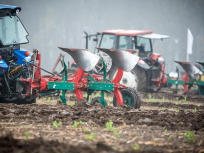 Spółka wzięła dotację na wyprodukowanie super-pługa. Maszyny nie stworzyła i wyprzedaje majątek