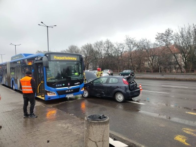 Wypadek na al. Bora-Komorowskiego. Kierowca samochodu pod wpływem alkoholu
