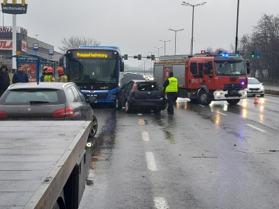 Pijany kierowca staranował autobus na Bora-Komorowskiego. Jedna osoba ranna
