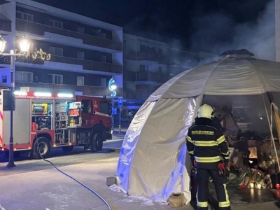 W miejscu pamięci ofiar potwornego pożaru w Szwajcarii nagle pojawił się ogień