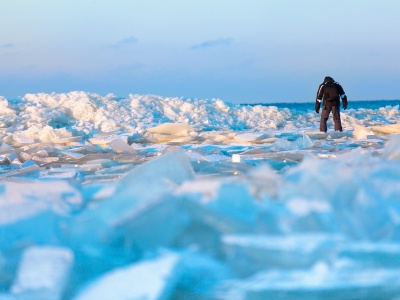 Z wyspy na wyspę 17-kilometrową drogą po lodzie