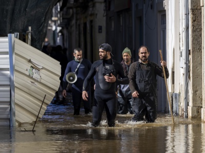 Wybory w deszczowej Portugali: głosujący musieli przypłynąć do urn łodziami
