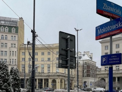 Plac Zbawiciela. Dachówka spadła z budynku na głowę turysty. Trafił do szpitala