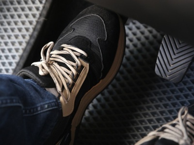 Kierowcy wciskający lewy pedał podczas dojeżdżania do świateł będą ukarani