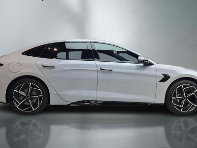 531 KM i 3,8 s do setki. Przeceniona do 203 560 zł limuzyna BYD daje, co może