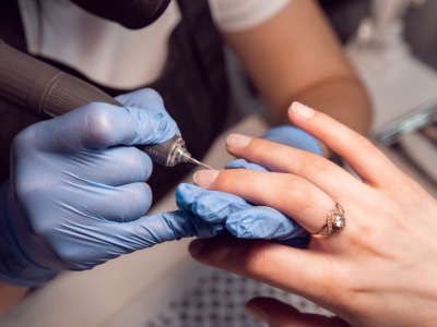 Koniec ery hybryd. W salonach kosmetycznych wszyscy proszą o manicure japoński