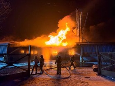 Płonie magazyn zboża. Akcja strażaków