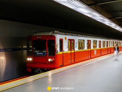 Kałuże i przecieki w warszawskim metrze. Na jednej stacji wyłączono biletomaty