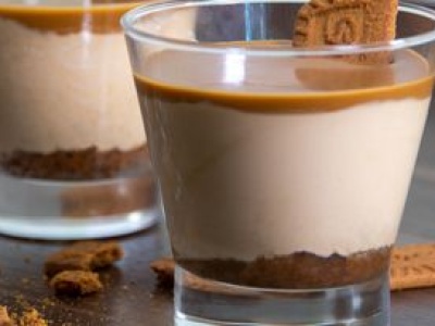 Biorę płatki owsiane, jogurt i ciasteczka. Po chwili mam przepyszne śniadanie