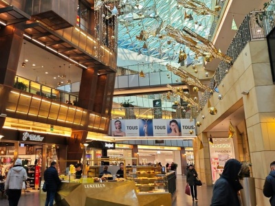 Firmy handlowe ostrożnie patrzą w przyszłość. Zamówienia rosną