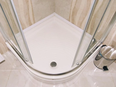 Wsyp to do odpływu prysznica. Woda zacznie spływać szybciej