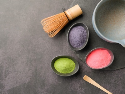 Niebieska i różowa matcha – jak smakuje kolorowa matcha i jak ją przygotować?