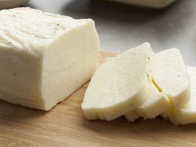Seniorzy powinni zajadać się tym serem. Ma niemal tyle białka co mięso!