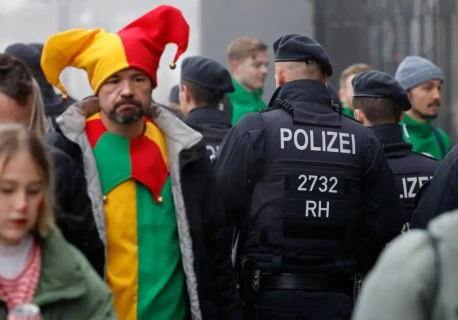 Te stroje karnawałowe są w Niemczech zabronione. Surowe kary za ich założenie